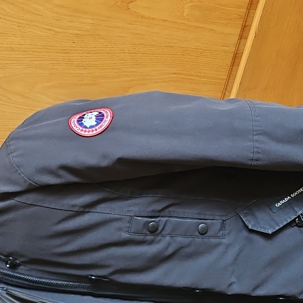 CANADA GOOSE  Kensington Down Parka Jacket In Size M. - Picture 7 of 16